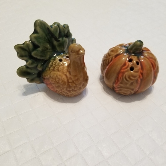 Turkey and pumpkin salt and pepper shakers - Picture 2 of 5